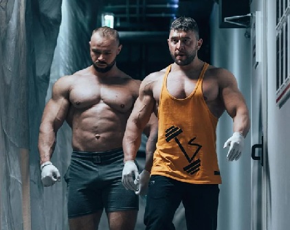 2 bodybuilders